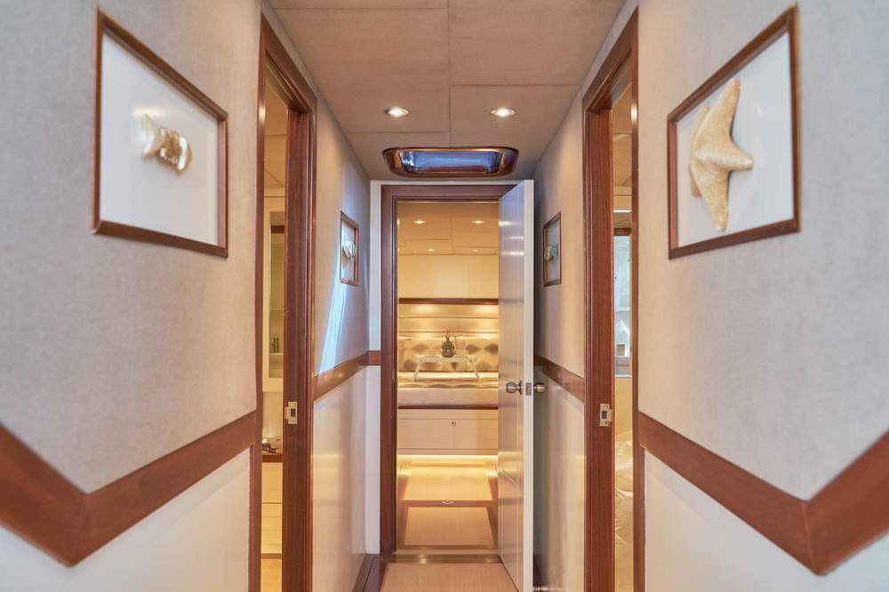 11 Grand Sailor Corridor