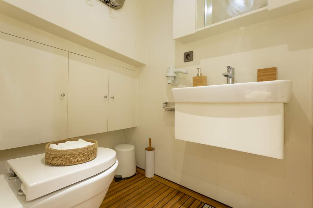 24 Grand Sailor Wc & Shower 1