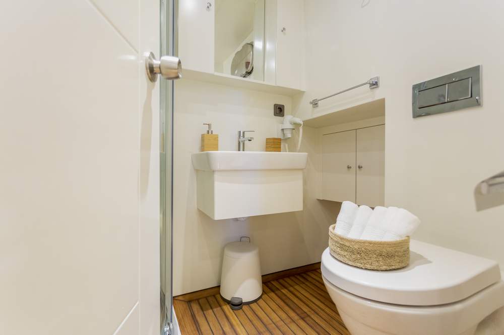 25 Grand Sailor Wc & Shower 1